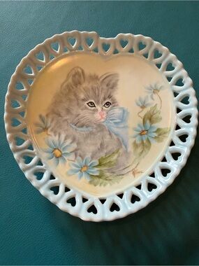 VINTAGE RARE Decorative Heart Plate with Gray Kitten and Blue Flowers